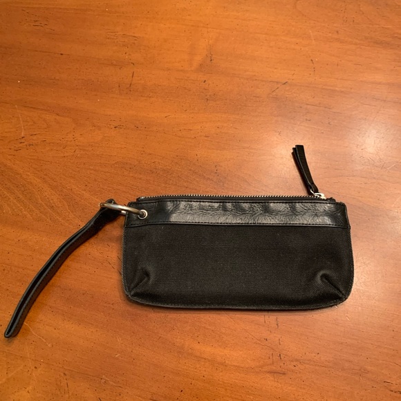 🤗BUNDLE & SAVE‼️ 🖤Cute, clean, no frills wristlet - Picture 1 of 3